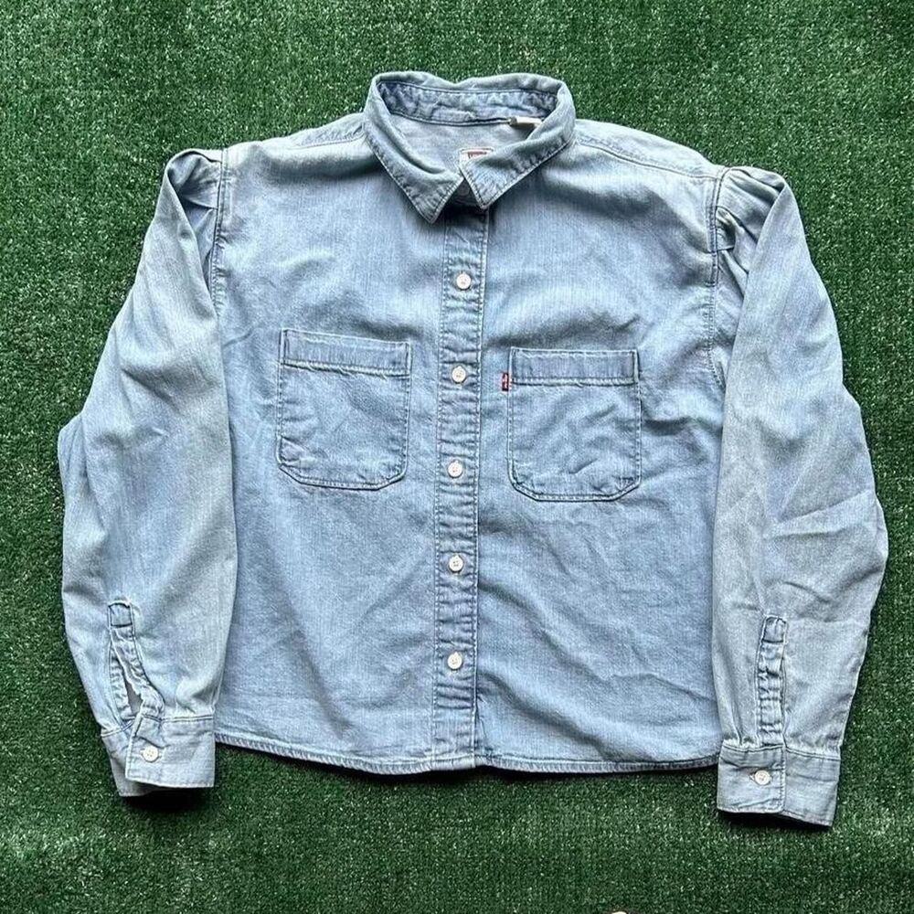 Levi’s Women’s Light Wash Denim Button-Up Shirt Womens Medium